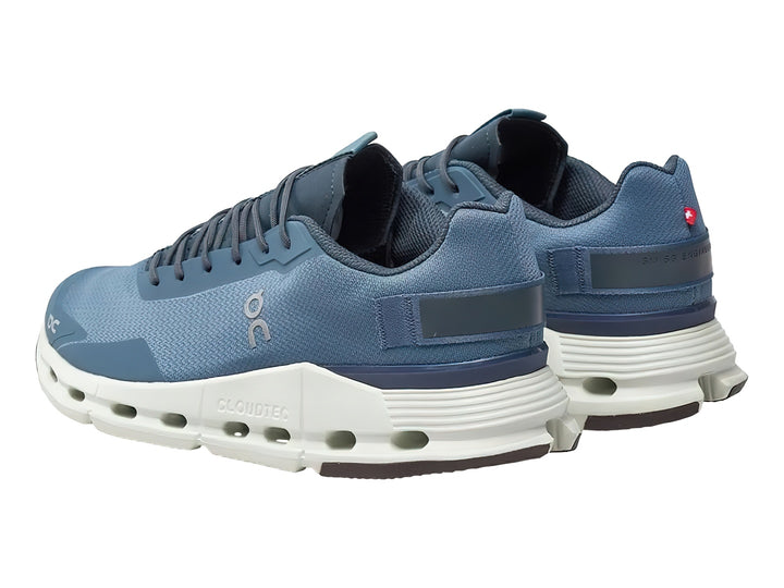 Tenis deportivos On Cloudnova Form en color azul polvo con suela blanca y detalles en gris.