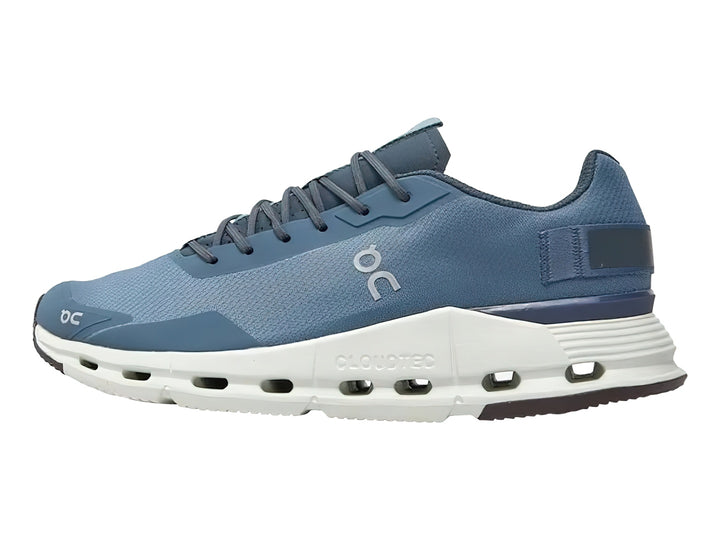 Tenis deportivos On Cloudnova Form en color azul polvo con suela blanca y detalles en gris.