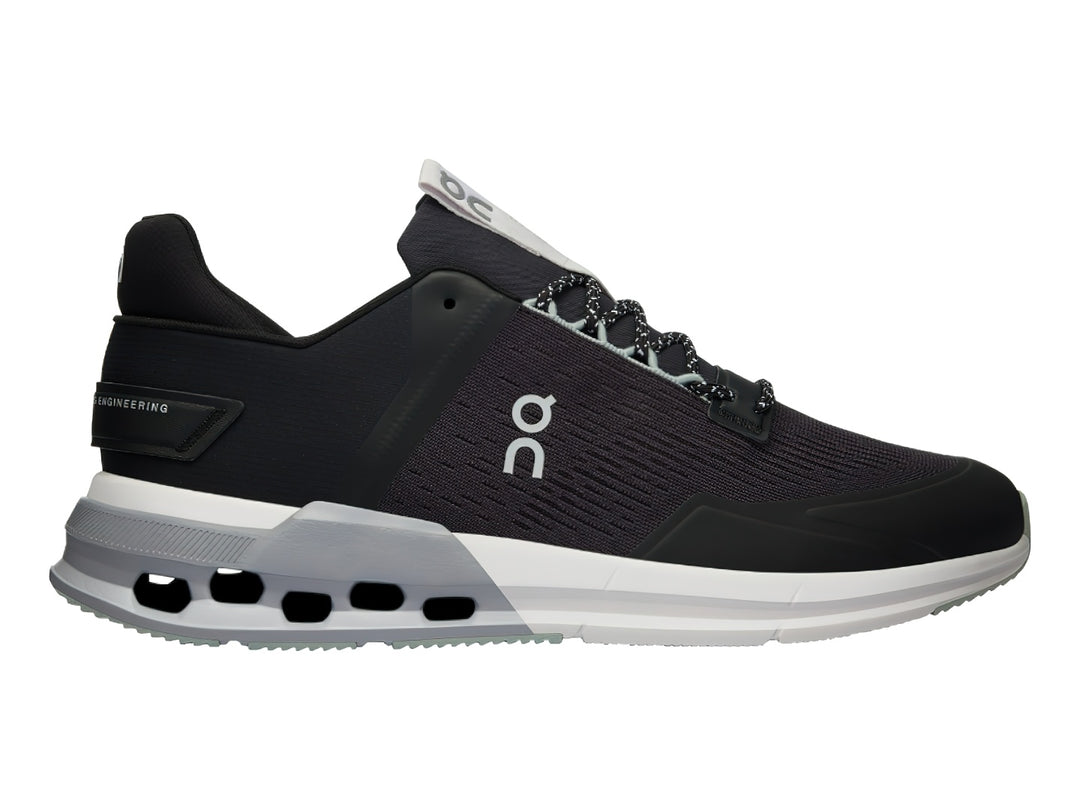 Zapato deportivo On Cloud color negro con suela blanca y detalles en gris.