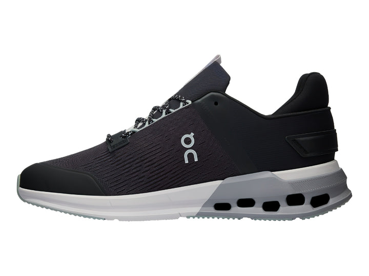 Zapato deportivo On Cloud color negro con suela blanca y detalles en gris.