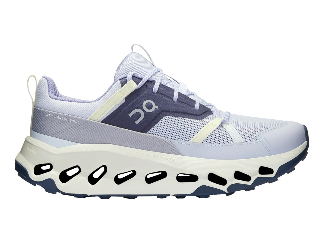 Tenis deportivos On Cloud en color lavanda e ivory con suela blanca característica de amortiguación.