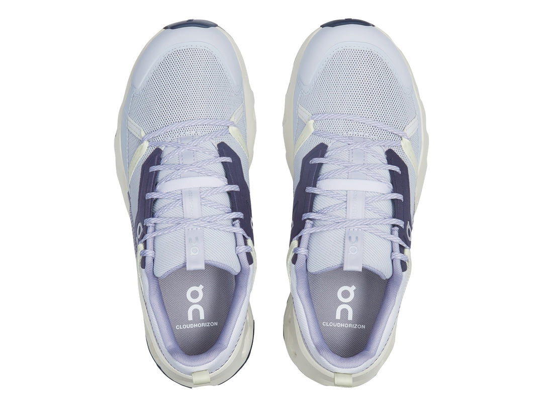 Tenis deportivos On Cloud en color lavanda e ivory con suela blanca característica de amortiguación.