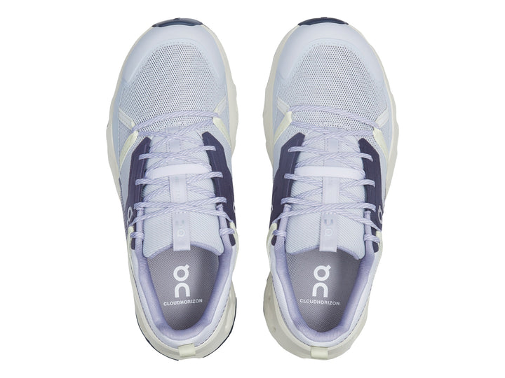 Tenis deportivos On Cloud en color lavanda e ivory con suela blanca característica de amortiguación.