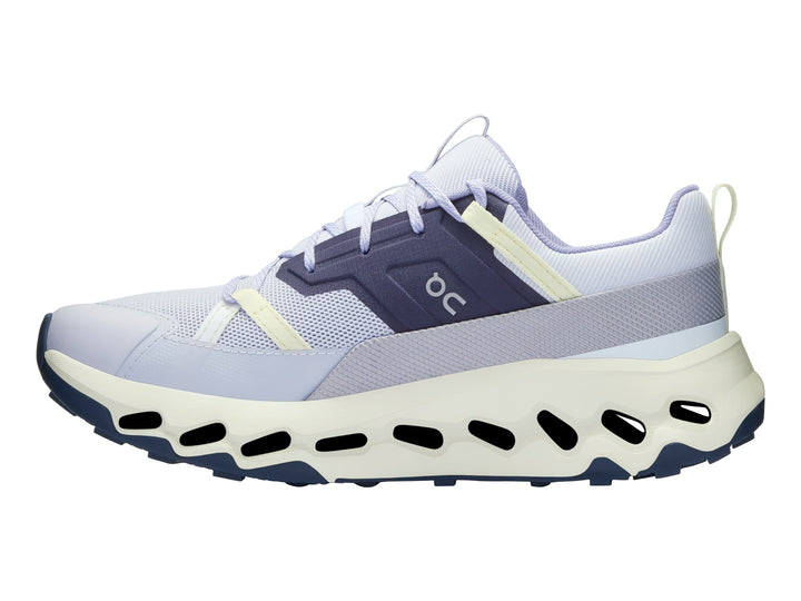 Tenis deportivos On Cloud en color lavanda e ivory con suela blanca característica de amortiguación.
