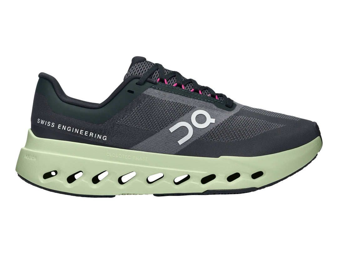 Tenis deportivos ON Cloudsurfer Next color negro con suela lima y detalles rosas.