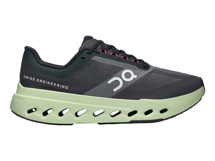 Tenis deportivos ON Cloudsurfer Next color negro con suela lima y detalles rosas.