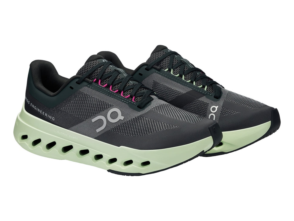 Tenis deportivos ON Cloudsurfer Next color negro con suela lima y detalles rosas.