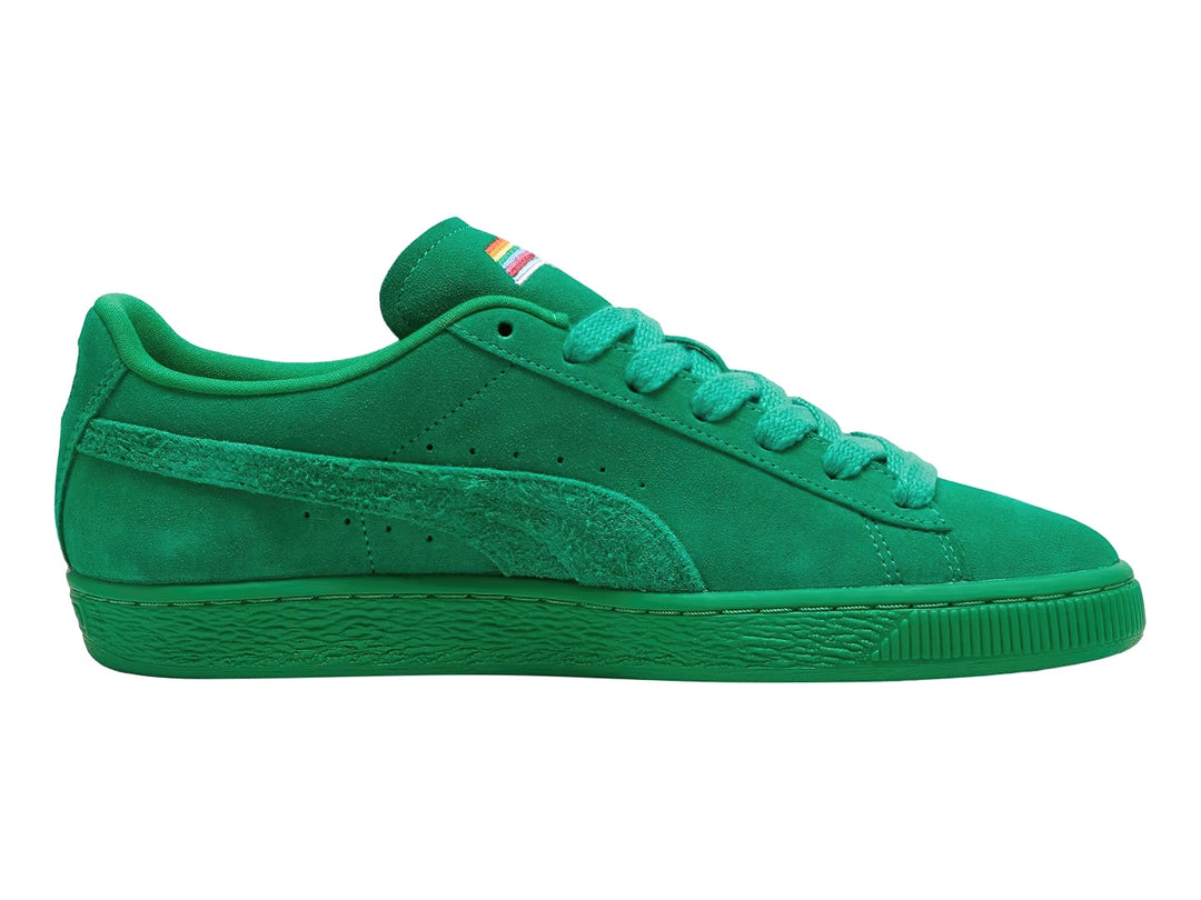 Tenis PUMA color verde meadow fabricados en gamuza con diseño de corte bajo.