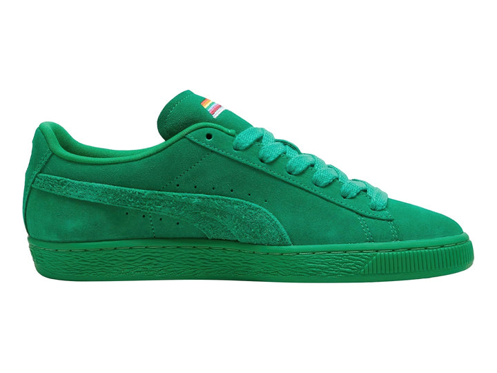 Tenis PUMA color verde meadow fabricados en gamuza con diseño de corte bajo.