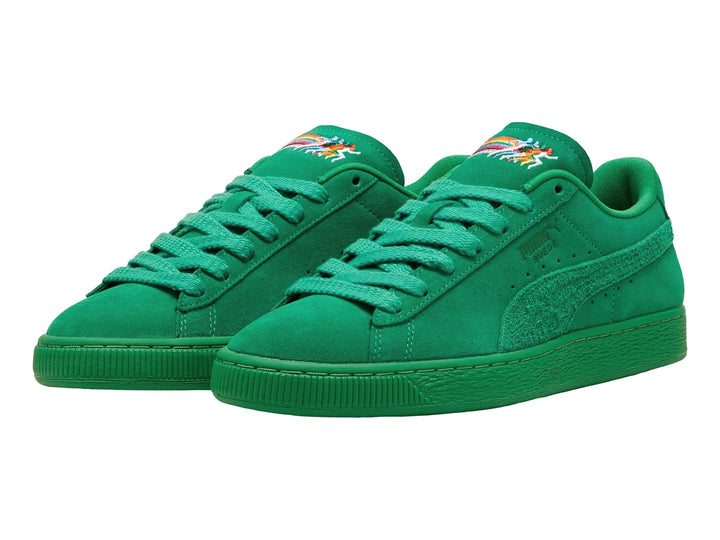 Tenis PUMA color verde meadow fabricados en gamuza con diseño de corte bajo.