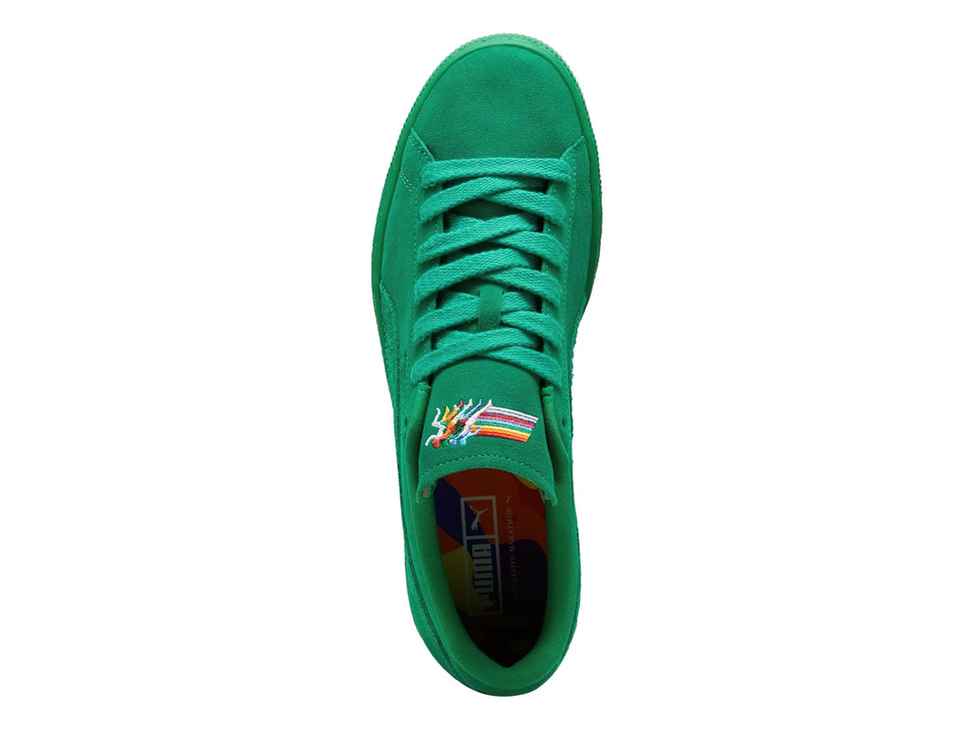 Tenis PUMA color verde meadow fabricados en gamuza con diseño de corte bajo.