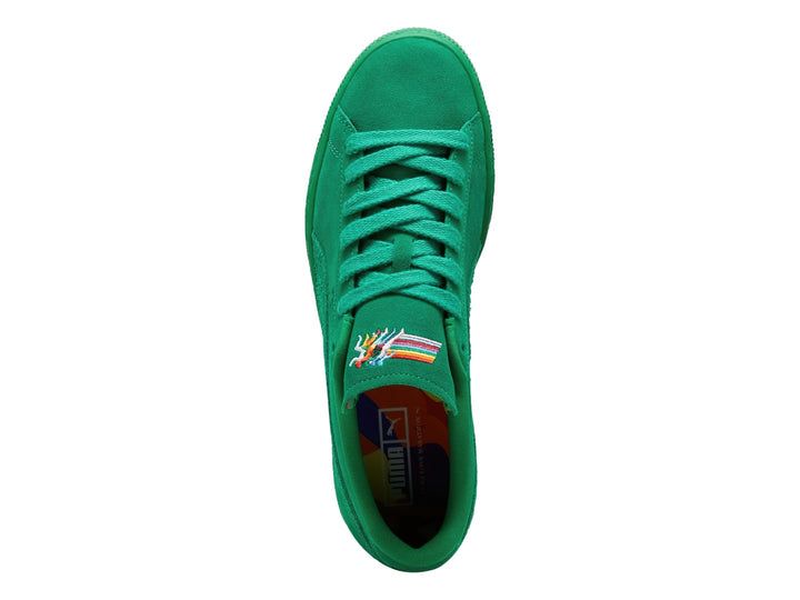 Tenis PUMA color verde meadow fabricados en gamuza con diseño de corte bajo.