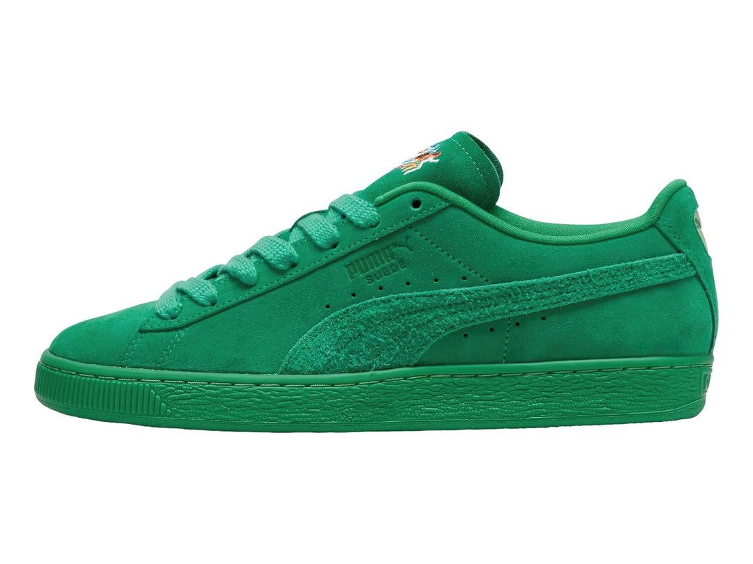 Tenis PUMA color verde meadow fabricados en gamuza con diseño de corte bajo.