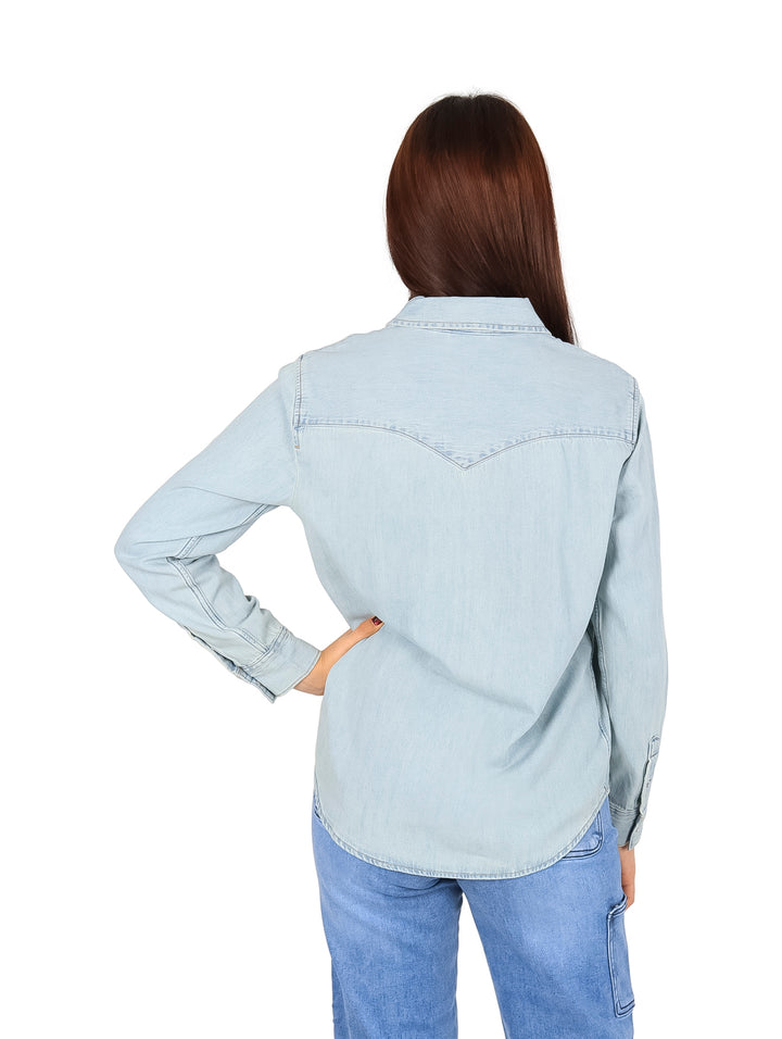 Camisa de mezclilla color azul claro estilo western para Niña con botones y bolsillos frontales.