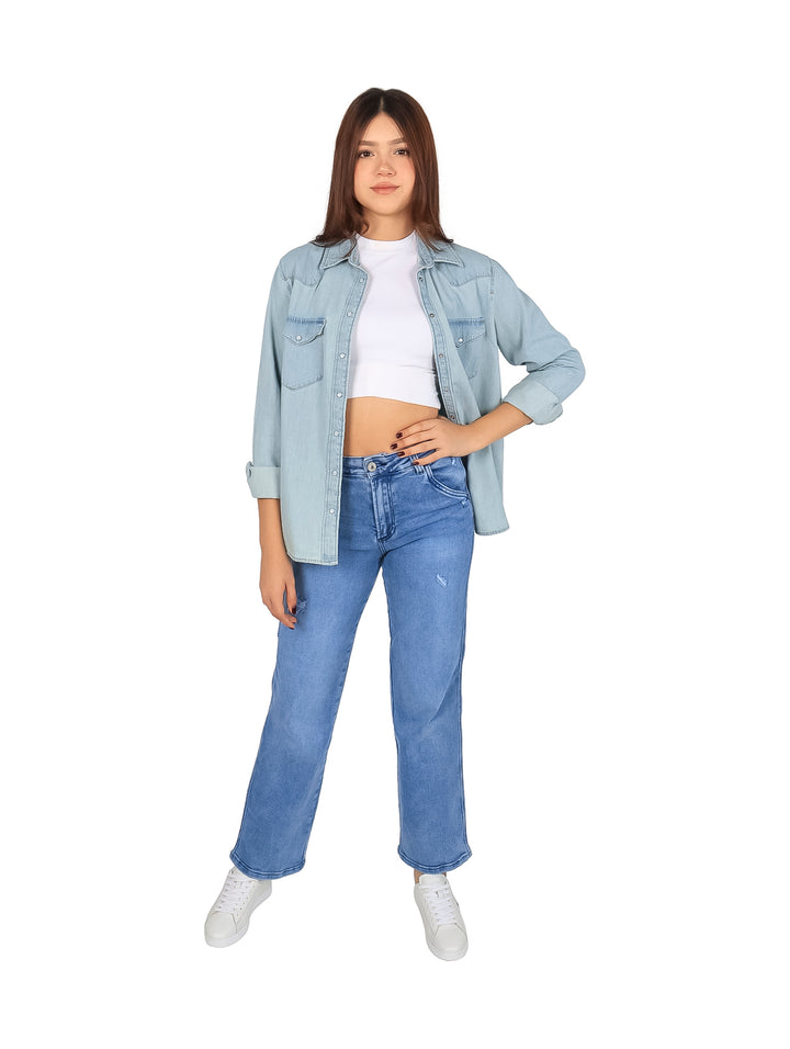 Camisa de mezclilla color azul claro estilo western para Niña con botones y bolsillos frontales.