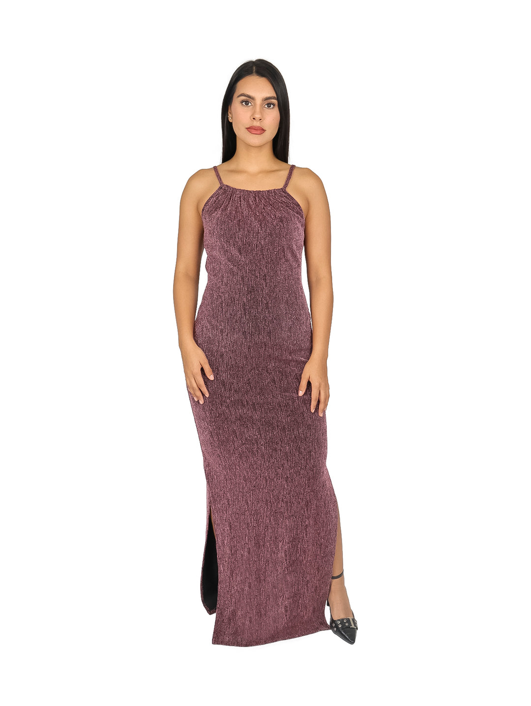 Mujer vistiendo un vestido largo ajustado de color malva brillante con tirantes y aberturas laterales.