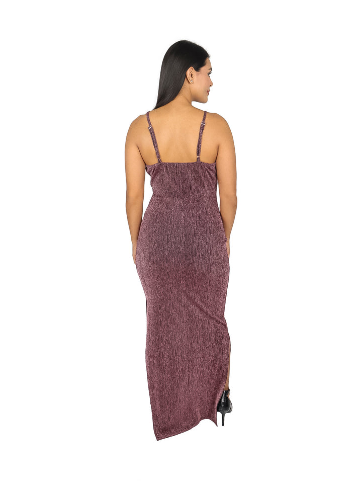 Mujer vistiendo un vestido largo ajustado de color malva brillante con tirantes y aberturas laterales.