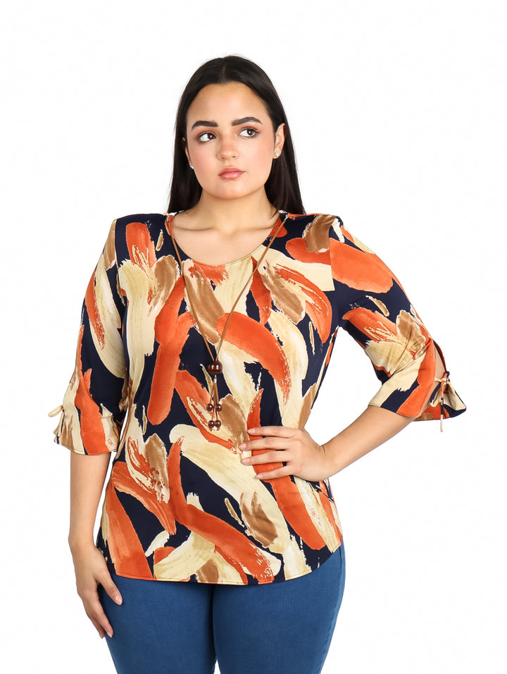 Blusa para mujer con estampado abstracto en colores naranja, azul marino y beige.