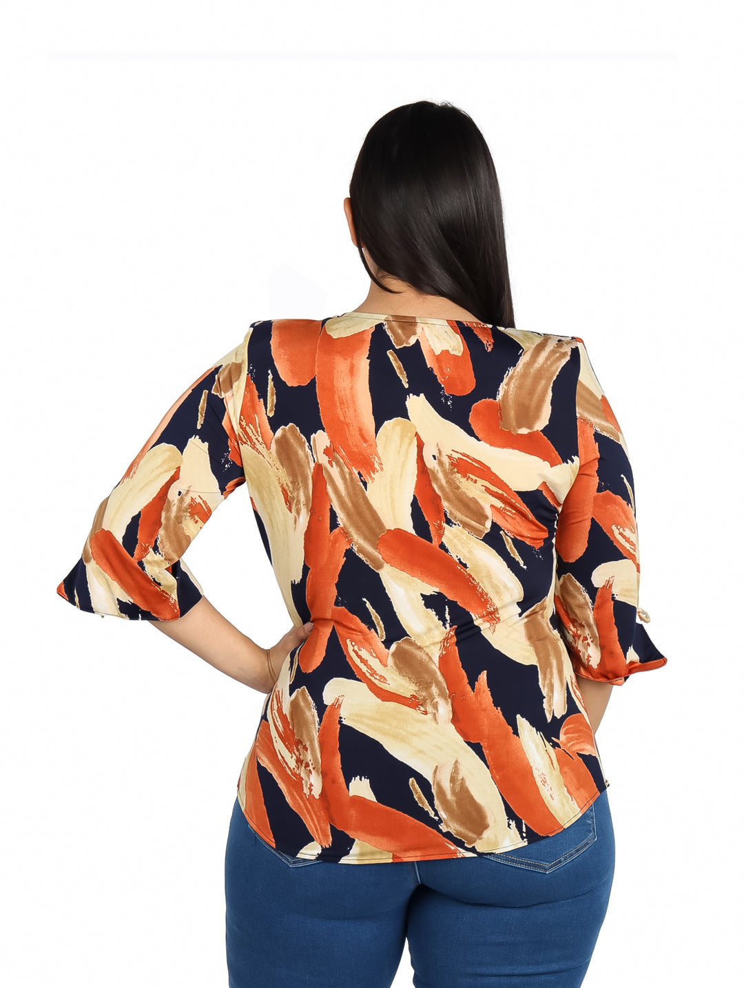 Blusa para mujer con estampado abstracto en colores naranja, azul marino y beige.