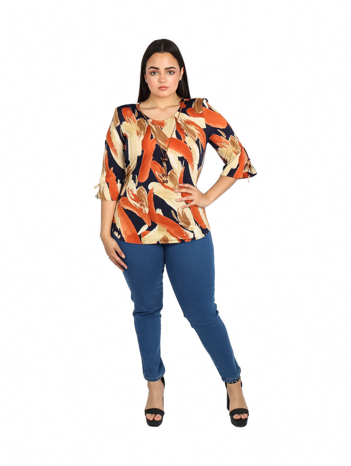 Blusa para mujer con estampado abstracto en colores naranja, azul marino y beige.