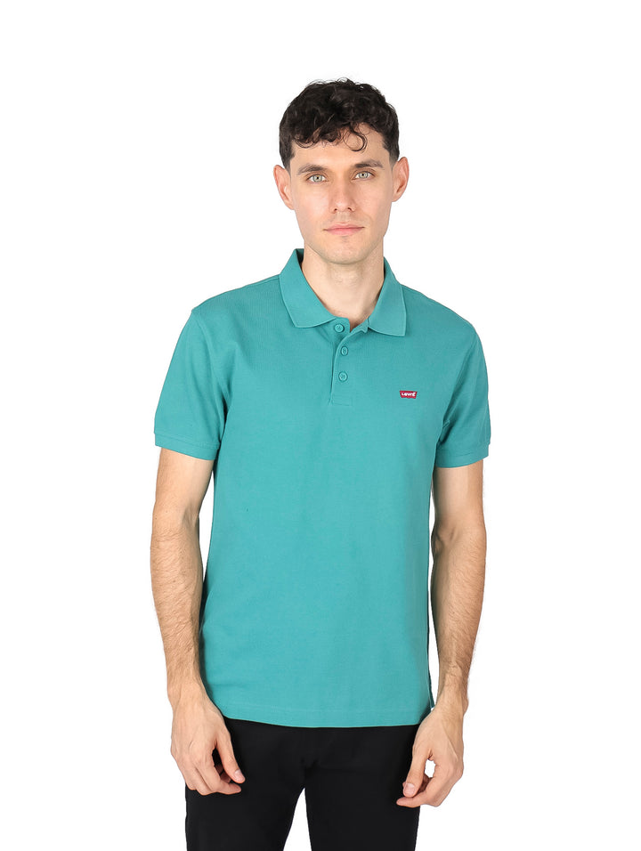 Hombre vistiendo una playera polo de color verde azulado de la marca Levi&