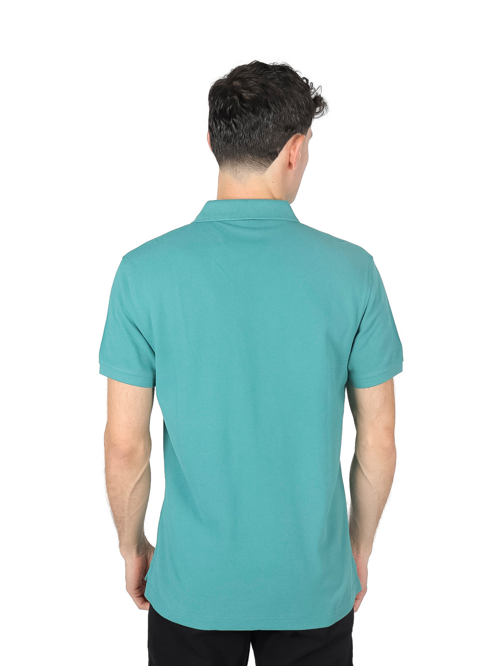 Hombre vistiendo una playera polo de color verde azulado de la marca Levi's.