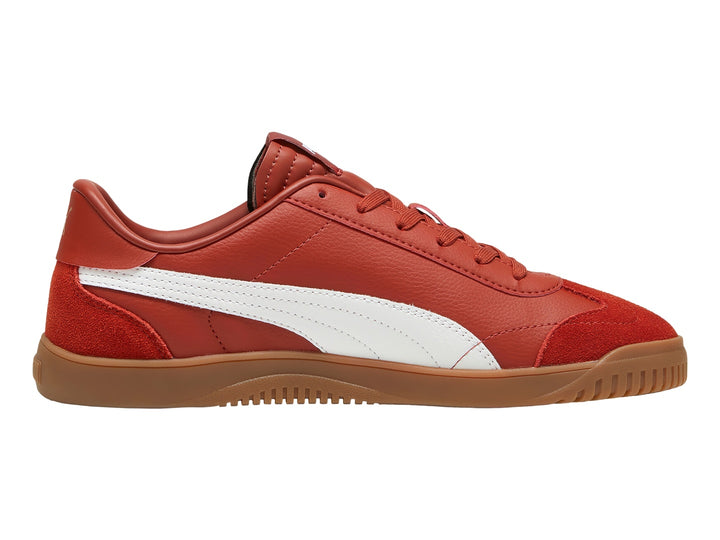 Tenis PUMA Club 5v5 SD en color rojo con franja lateral blanca y suela de goma color café.
