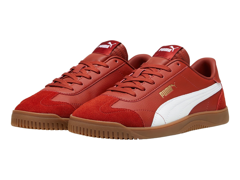 Tenis PUMA Club 5v5 SD en color rojo con franja lateral blanca y suela de goma color café.