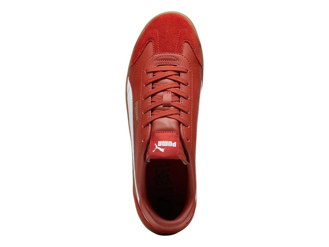 Tenis PUMA Club 5v5 SD en color rojo con franja lateral blanca y suela de goma color café.