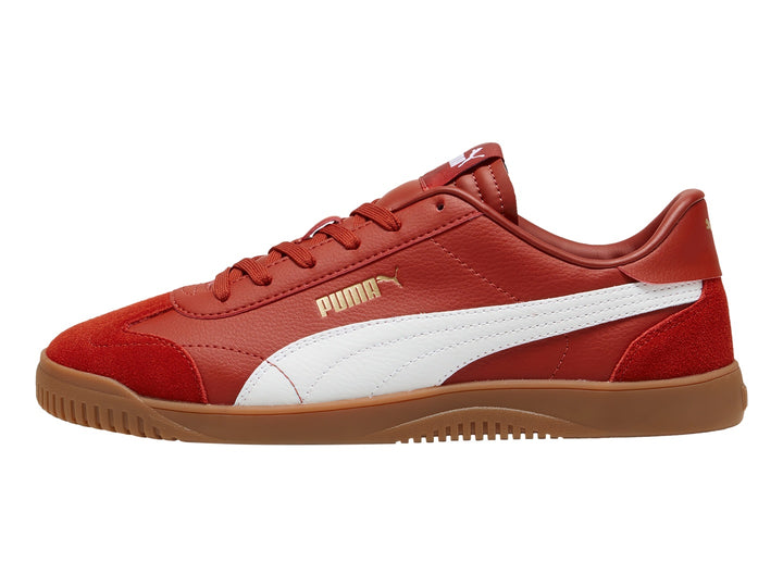 Tenis PUMA Club 5v5 SD en color rojo con franja lateral blanca y suela de goma color café.