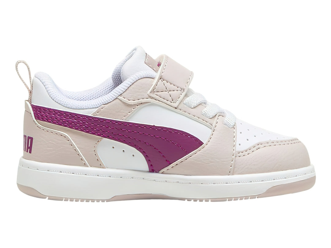 Tenis PUMA infantiles color malva y blanco con franja magenta y cierre de correa.
