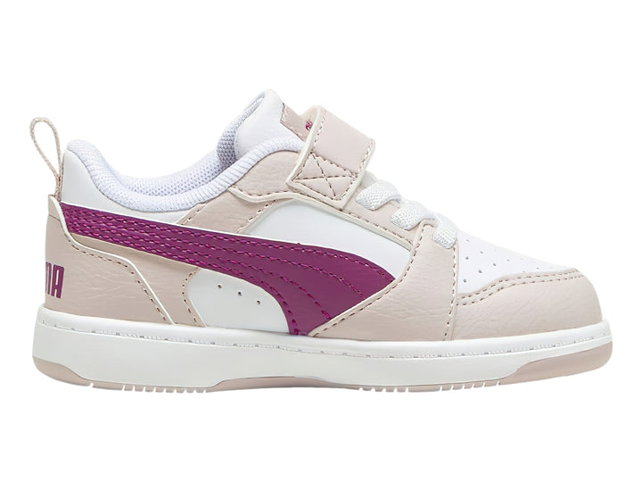 Tenis PUMA infantiles color malva y blanco con franja magenta y cierre de correa.