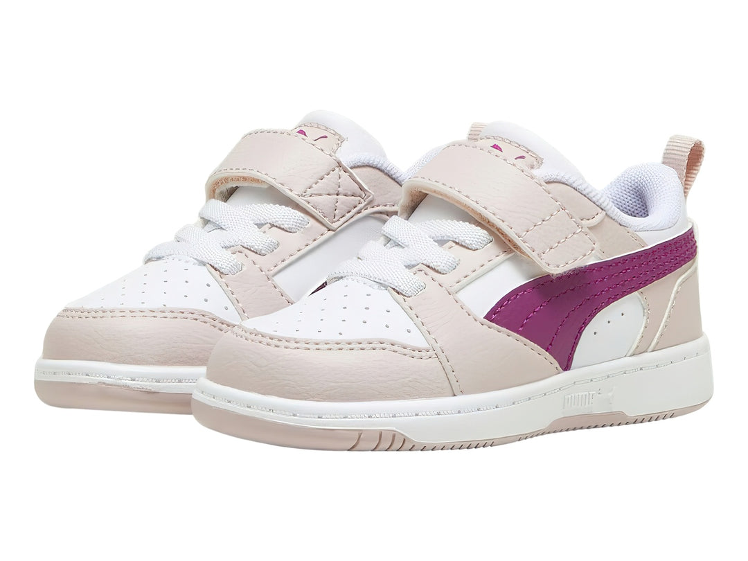 Tenis PUMA infantiles color malva y blanco con franja magenta y cierre de correa.