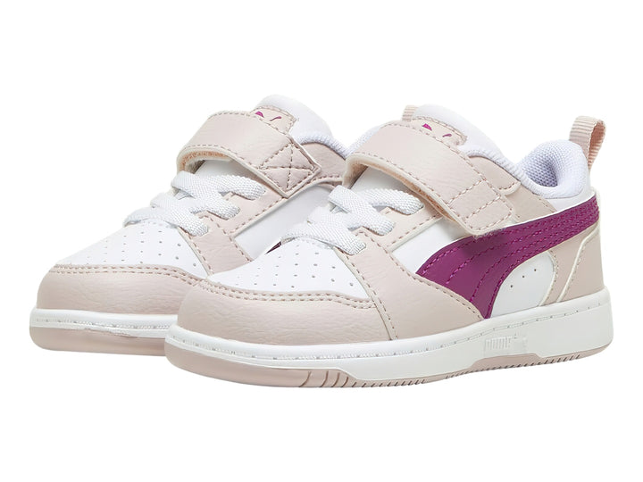 Tenis PUMA infantiles color malva y blanco con franja magenta y cierre de correa.