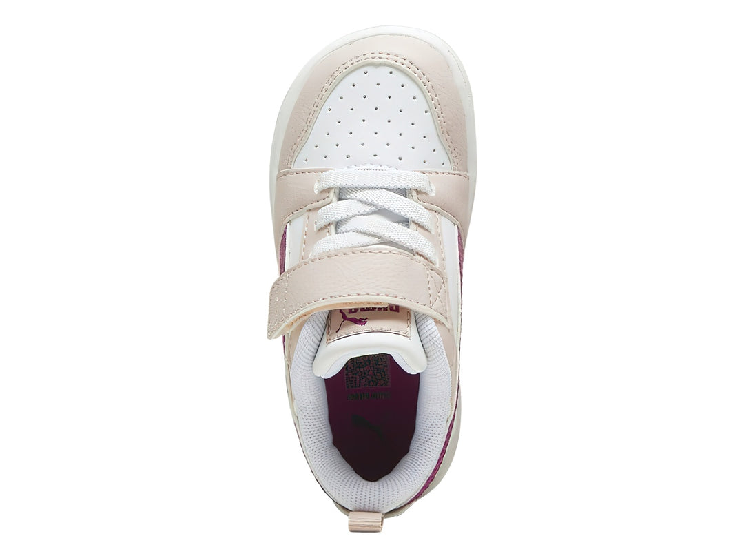 Tenis PUMA infantiles color malva y blanco con franja magenta y cierre de correa.