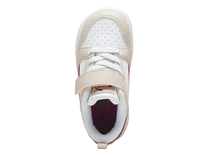 Tenis PUMA infantiles color malva y blanco con franja magenta y cierre de correa.