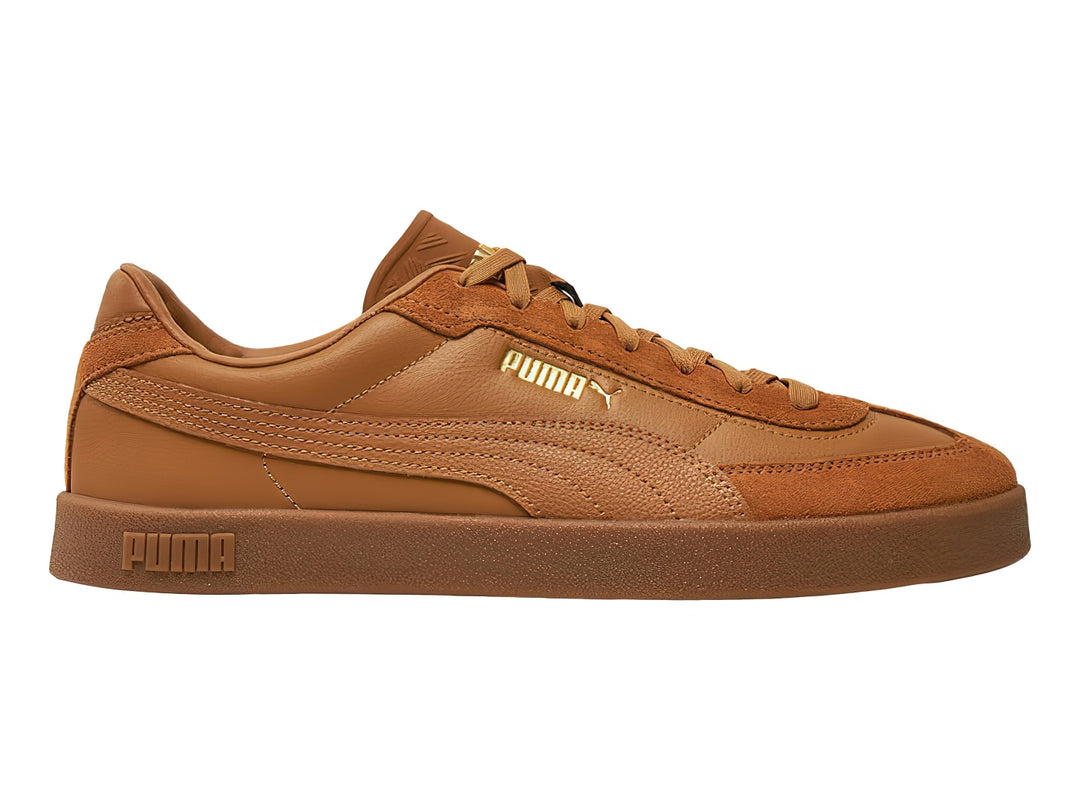 Tenis PUMA Club II Era 25 color caramelo con suela de goma y detalles en gamuza.