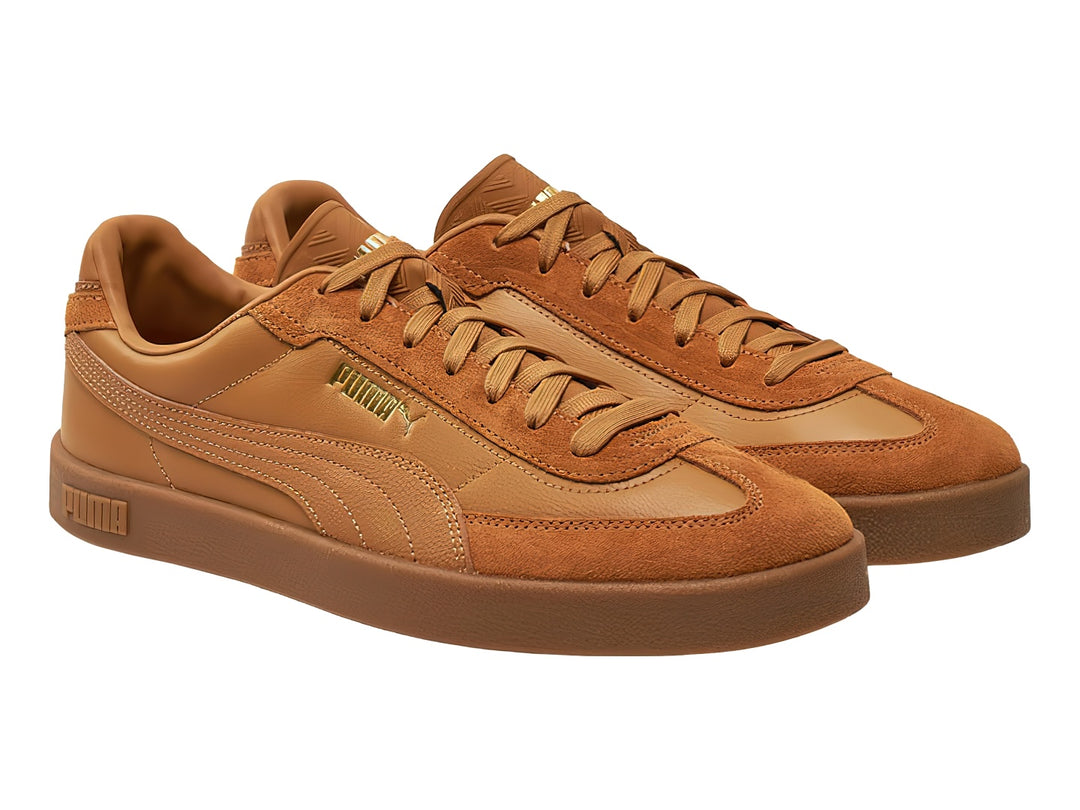 Tenis PUMA Club II Era 25 color caramelo con suela de goma y detalles en gamuza.
