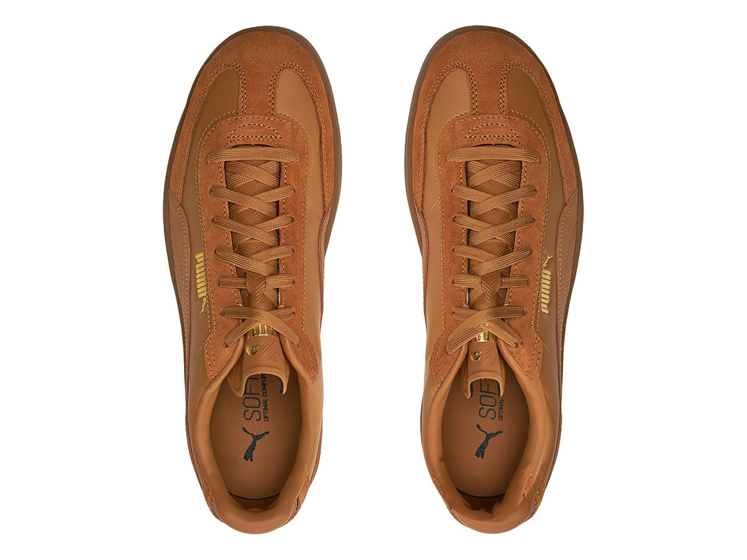 Tenis PUMA Club II Era 25 color caramelo con suela de goma y detalles en gamuza.