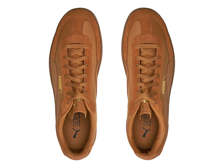 Tenis PUMA Club II Era 25 color caramelo con suela de goma y detalles en gamuza.