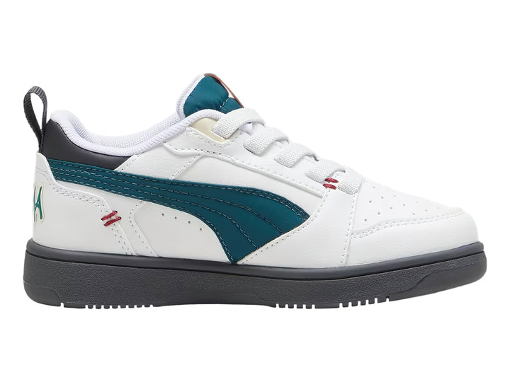 Tenis PUMA blancos con franja verde azulado y suela gris, estilo deportivo casual.