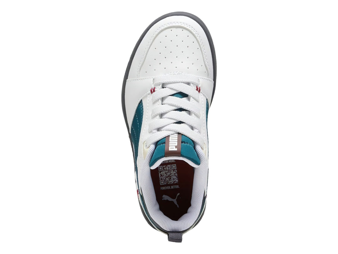 Tenis PUMA blancos con franja verde azulado y suela gris, estilo deportivo casual.