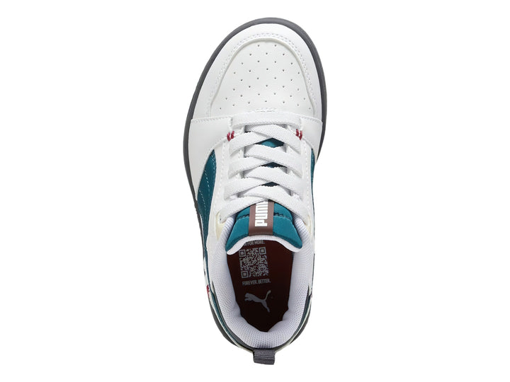 Tenis PUMA blancos con franja verde azulado y suela gris, estilo deportivo casual.