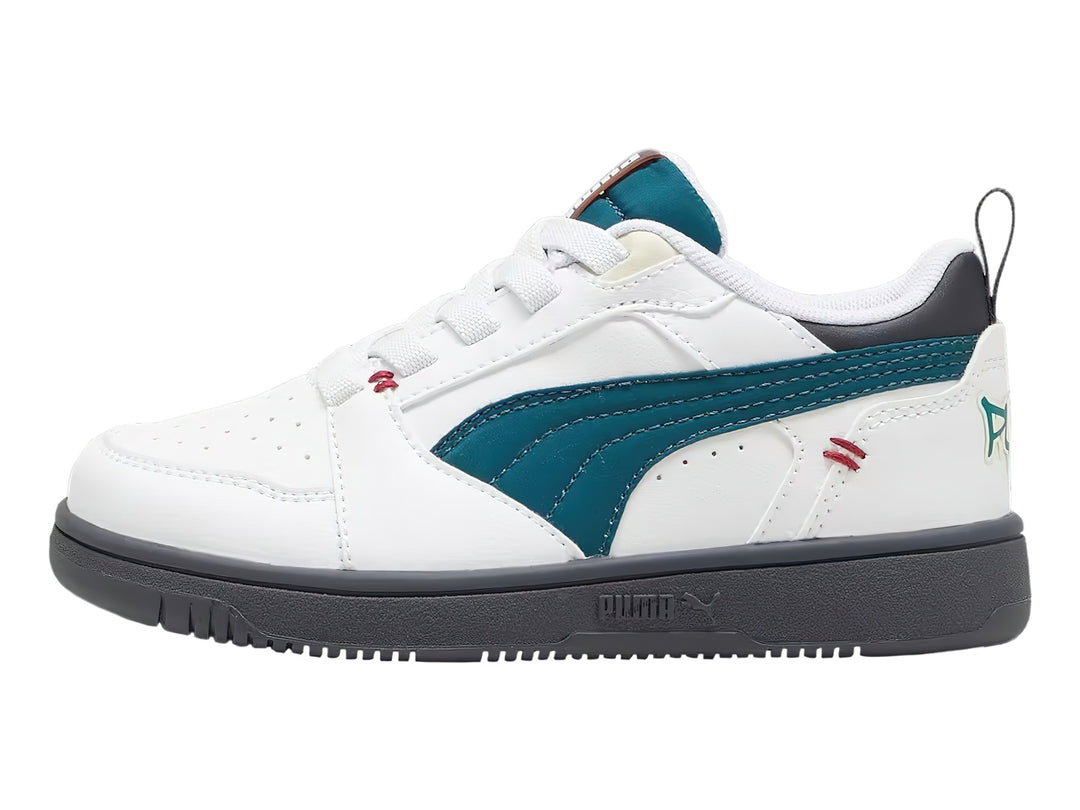 Tenis PUMA blancos con franja verde azulado y suela gris, estilo deportivo casual.