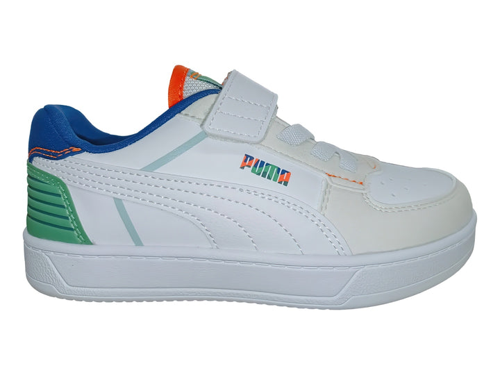 Tenis PUMA blancos para niño con detalles en azul, verde y naranja, cierre de velcro y suela blanca.