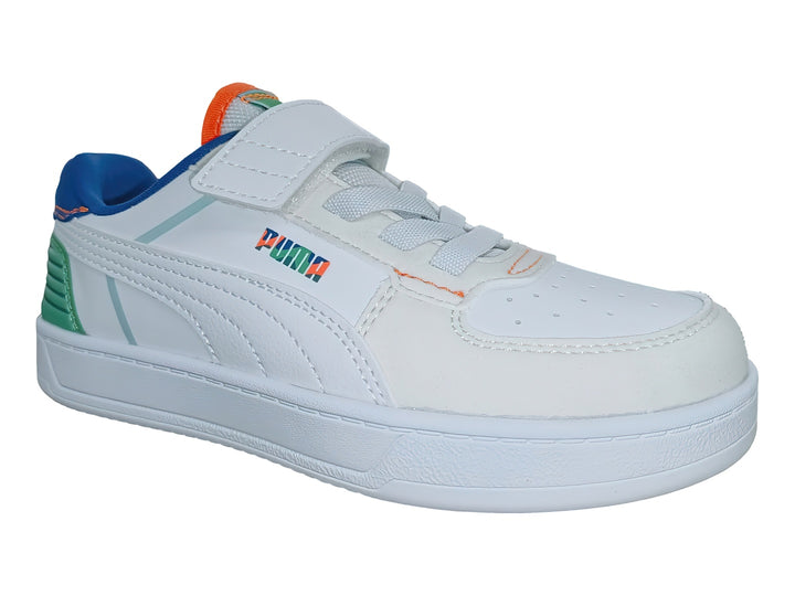 Tenis PUMA blancos para niño con detalles en azul, verde y naranja, cierre de velcro y suela blanca.