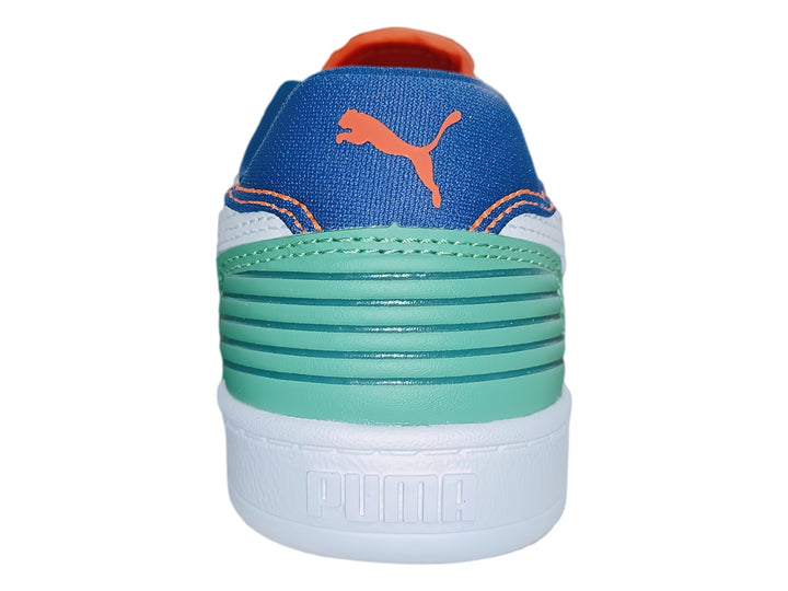 Tenis PUMA blancos para niño con detalles en azul, verde y naranja, cierre de velcro y suela blanca.