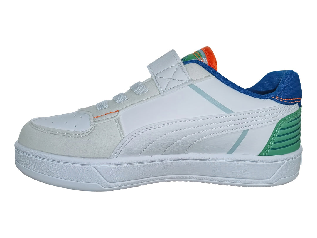 Tenis PUMA blancos para niño con detalles en azul, verde y naranja, cierre de velcro y suela blanca.