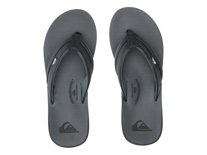 Sandalia de dedo Quiksilver Carver Squish en color negro, vista lateral sobre fondo blanco.