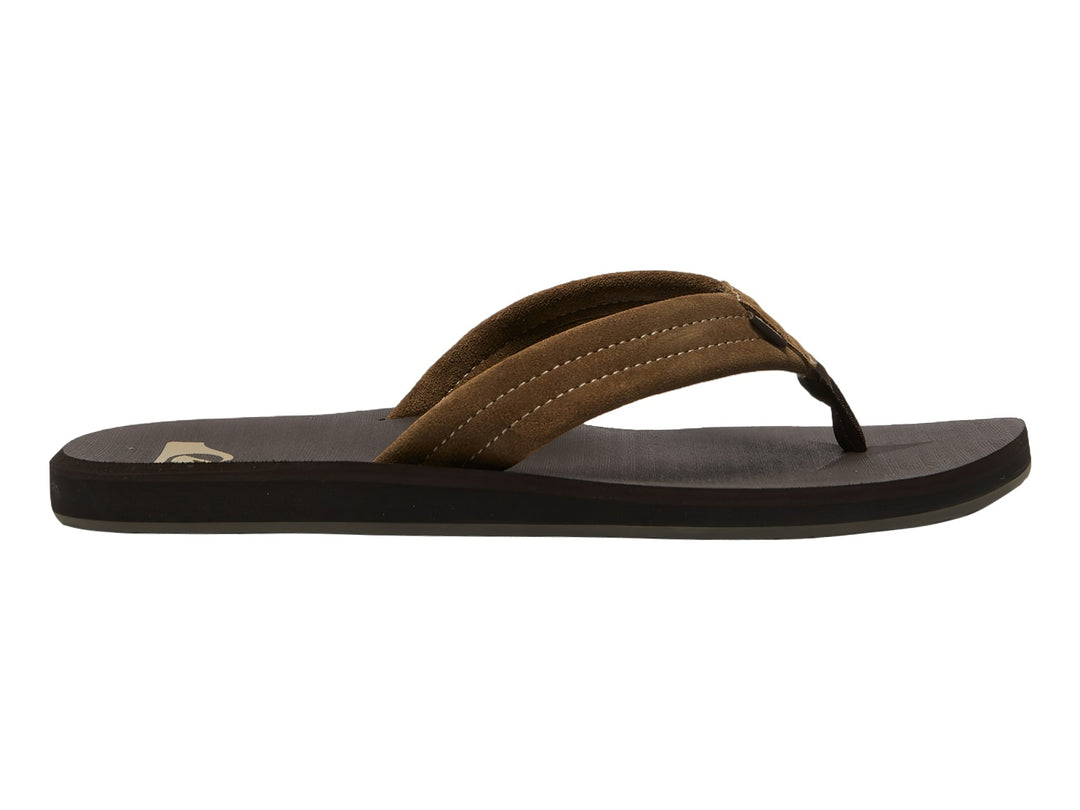 Sandalia de dedo Quiksilver en color marrón con correa de gamuza y suela oscura.